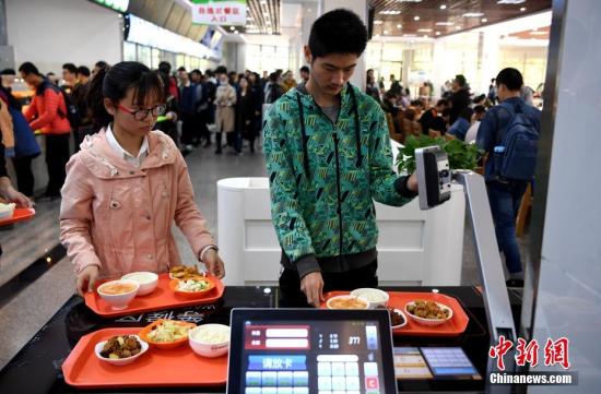 資料圖：某高校食堂學生在打飯。中新社記者 韓蘇原 攝