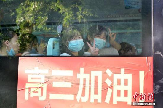 資料圖：2020年7月，廣西南寧沛鴻民族中學內(nèi)，高三學生乘坐高考專車前往考點。 中新社記者 俞靖 攝