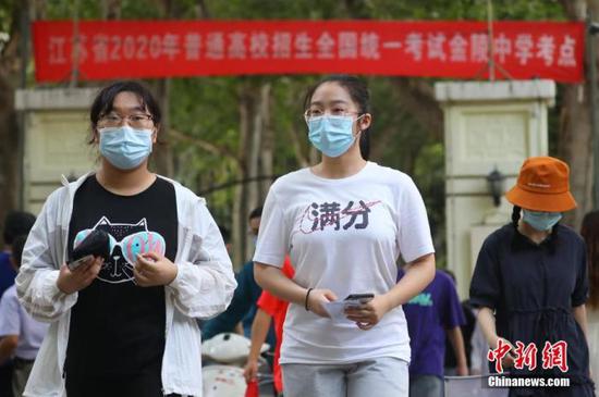 資料圖：2020年7月6日，江蘇南京一處考點，高考考生看完考場后走出考點。 中新社記者 泱波 攝