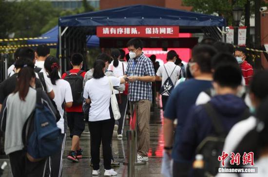 資料圖：2020年7月，上?？忌饺敫呖伎紙?。張亨偉 攝