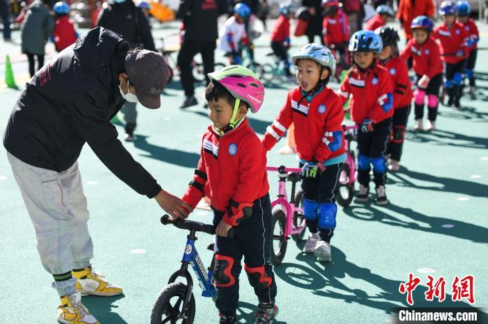 圖為拉薩市實驗幼兒園孩子們在教練的指導(dǎo)下練習(xí)滑步車?！『闻罾?攝