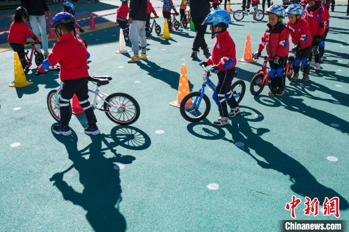 圖為拉薩市實驗幼兒園孩子們正在練習(xí)滑步車。　何蓬磊 攝