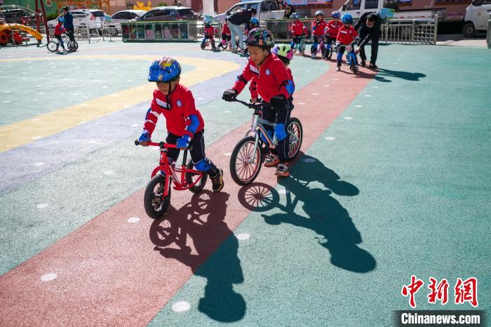 圖為拉薩市實驗幼兒園孩子們正在練習(xí)滑步車。　何蓬磊 攝