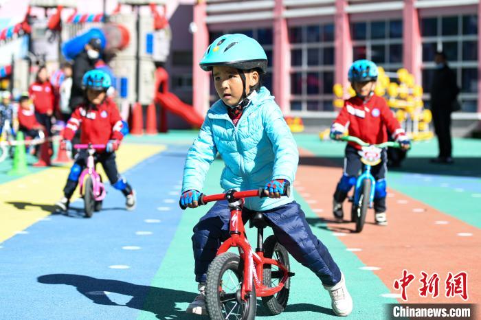 圖為拉薩市實驗幼兒園孩子們正在練習(xí)滑步車?！『闻罾?攝