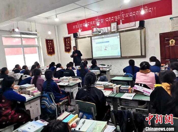 學(xué)生在免費(fèi)輔導(dǎo)班上課?！∧岈敵?攝