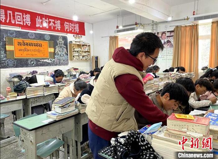 學(xué)生在免費(fèi)輔導(dǎo)班上課?！∧岈敵?攝