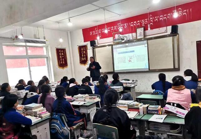 學生在免費輔導班上課。　尼瑪初 攝