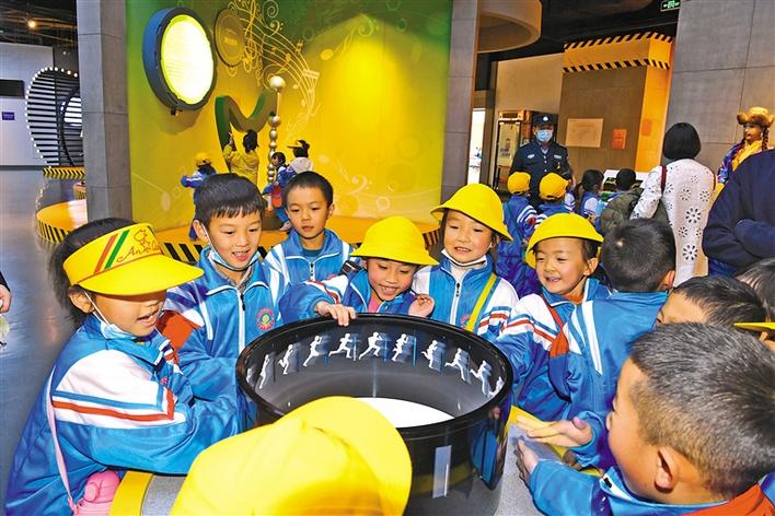 圖為10月29日，一年級的同學們在科技館參觀體驗。李洲 攝.jpg