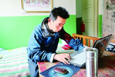 宋玉剛老師認真地在電腦上查資料。西藏商報記者 盧明文攝影.jpg