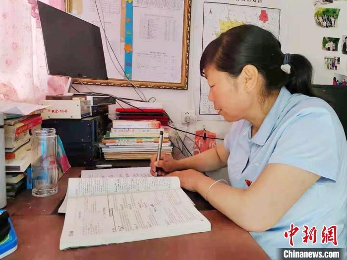 甘肅環(huán)縣“全能老師”堅守“麻雀學(xué)?！保簩W(xué)生在，我就在