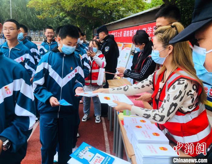 圖為西寧市法制宣傳進(jìn)校園。　西寧市城西區(qū)供圖