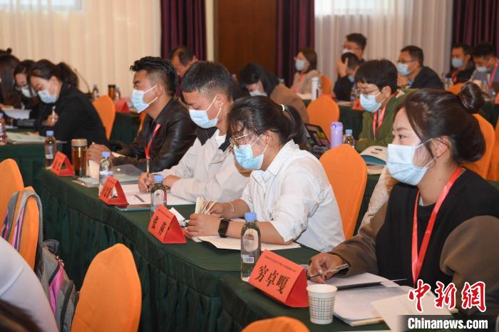 圖為第十五期全國(guó)預(yù)防青少年違法犯罪工作理論與務(wù)實(shí)高級(jí)研修班學(xué)員正在上課。　貢嘎來松 攝