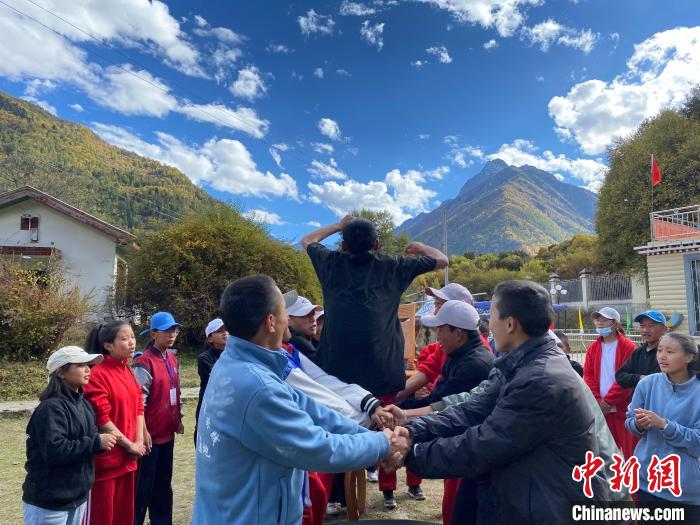 圖為學(xué)生們?cè)谖鞑匕退纱肭嗌倌昊顒?dòng)營地開展趣味活動(dòng)?！∥鞑厍嗌倌陮?shí)踐教育基地供圖