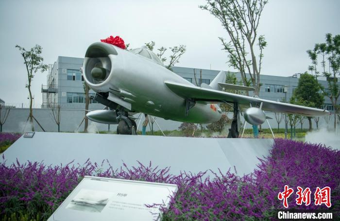 園林式戰(zhàn)斗機(jī)博物館內(nèi)展示的“殲5甲”飛機(jī)?！⒅铱?攝