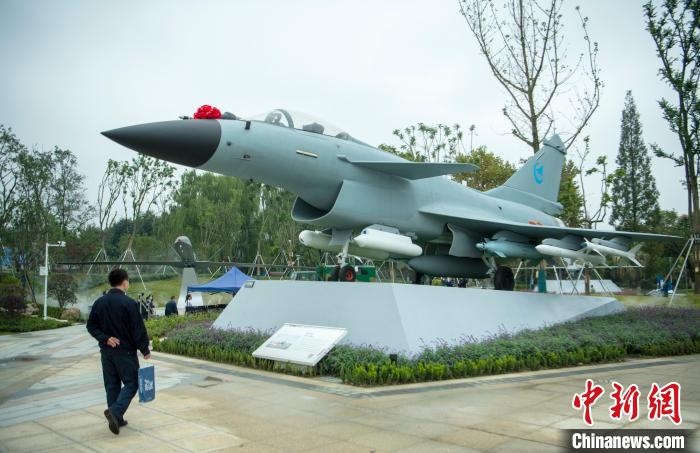 園林式戰(zhàn)斗機(jī)博物館內(nèi)展示的“殲10C”飛機(jī)?！⒅铱?攝