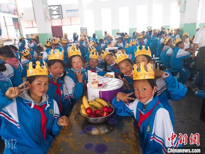 圖為加查縣安繞鎮(zhèn)小學(xué)學(xué)生集體過(guò)六一兒童節(jié)?！“怖@鎮(zhèn)小學(xué)供圖