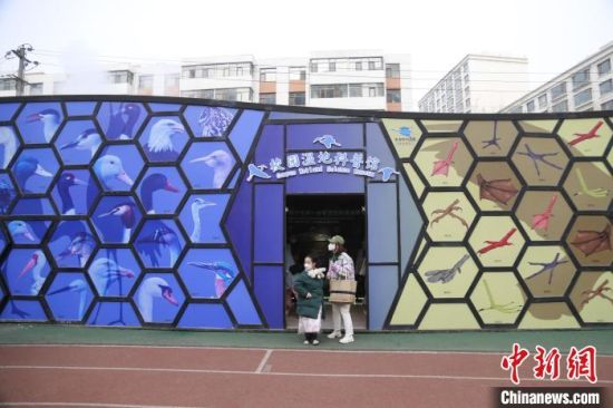 圖為西寧市第一中學(xué)濕地科普宣教館?！±罱瓕?攝