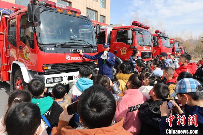圖為消防員向小朋友們講解消防車?！铨埥?攝