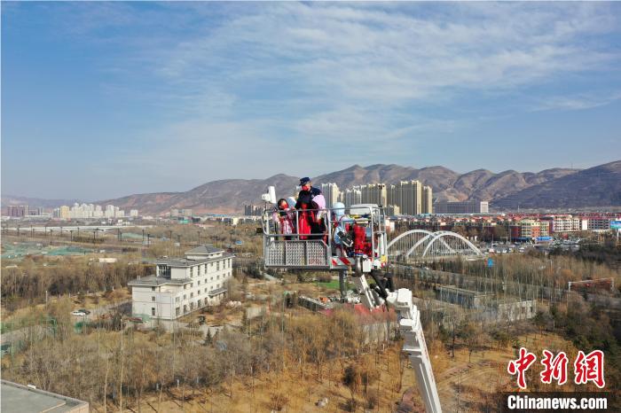 圖為小朋友在消防員的陪同下，體驗78米登高平臺消防車。　楊龍建 攝