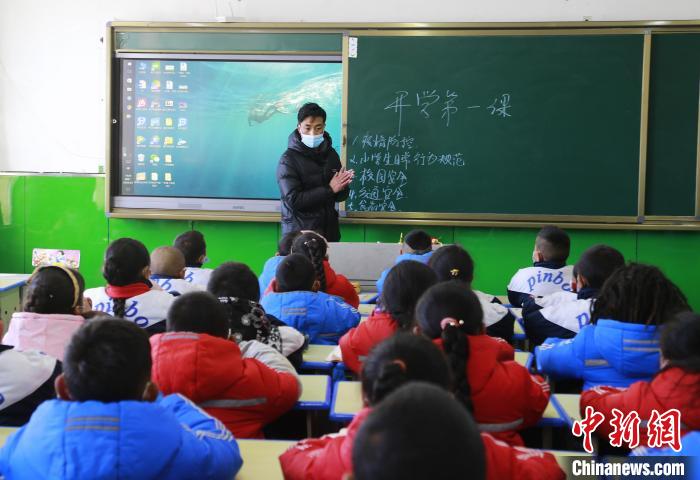 圖為學生正在上課?！●R銘言 攝