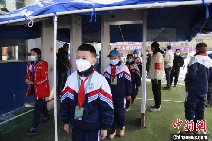 圖為學生測量體溫后進入校園?！●R銘言 攝