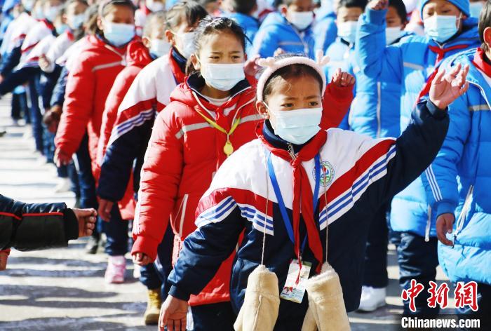 圖為學生跳起歡快的藏族舞蹈迎接新學期?！●R銘言 攝