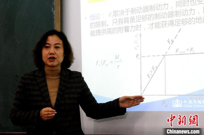 圖為李富香給學(xué)生上理論課。(資料圖) 青海省教育廳供圖