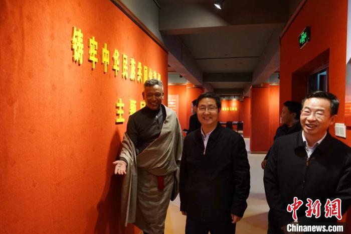 資料圖為參觀鑄牢中華民族共同體意識主題展?！『F龍 攝