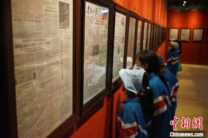 資料圖為玉樹市第四完小學(xué)生參觀鑄牢中華民族共同體意識主題展。　胡貴龍 攝