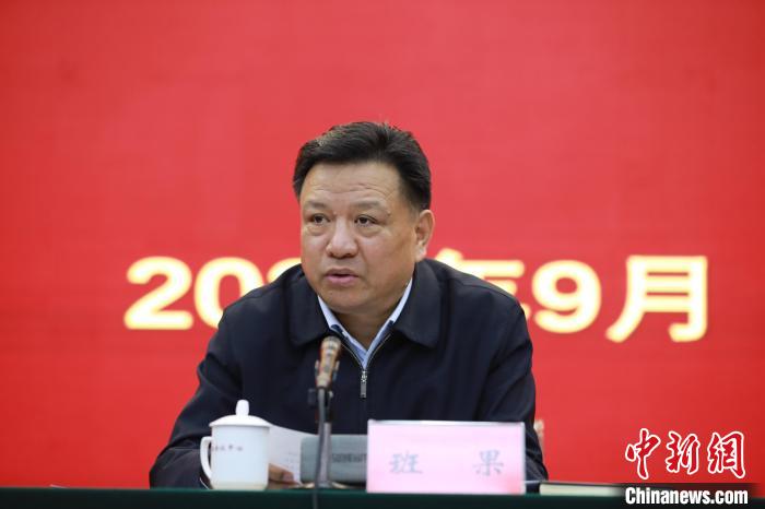 圖為青海省委常委、統(tǒng)戰(zhàn)部部長班果出席會議并講話?！『F龍 攝