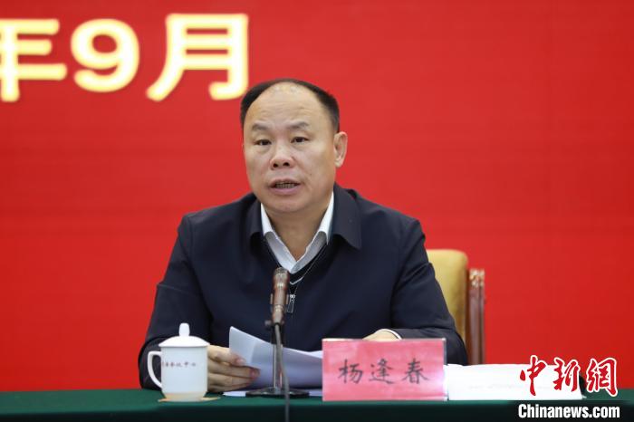 圖為青海省副省長楊逢春主持會議并講話?！『F龍 攝