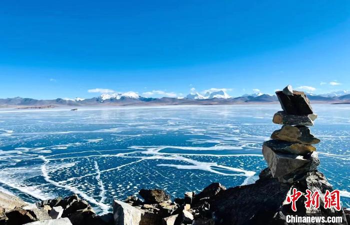圖為普瑪江塘鄉(xiāng)境內(nèi)的雪山、冰湖美景?！±丝ㄗ涌h網(wǎng)信辦供圖