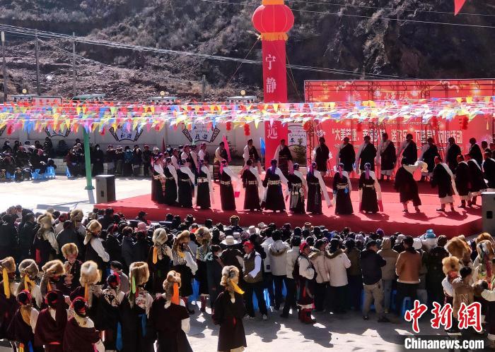 文藝活動(dòng)全景?！∶⒖悼h委宣傳部供圖