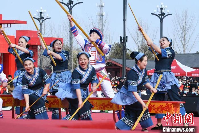 圖為廣西壯族打扁擔(dān)展演?！×赫赵?攝