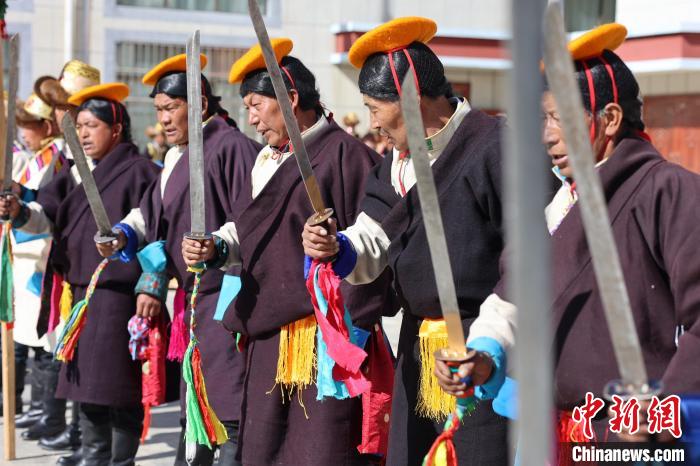圖為藝人們手持藏刀表演加麻百·甲江?！愔闈扇?攝