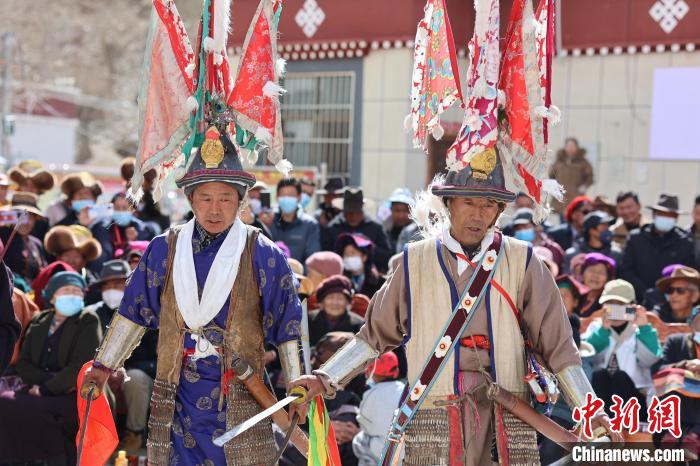 圖為兩位藝人表演瓊結(jié)“果孜”舞?！愔闈扇?攝