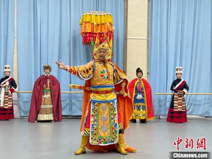 圖為格薩爾劇展演?！∠锴凡抛?供圖