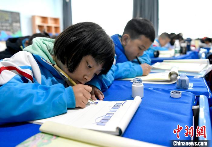 3月14日，西藏拉薩市第一小學一年級六班的學生們在藏語文課上書寫藏文?！±盍?攝