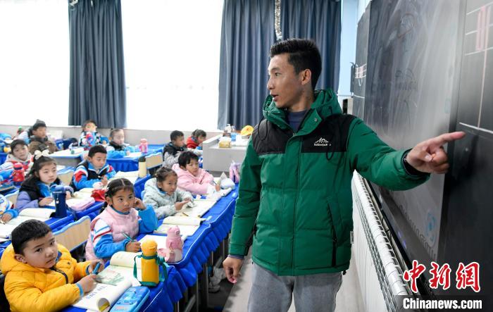 3月14日，西藏拉薩市第一小學藏語文老師拉巴次仁在課堂上?！±盍?攝