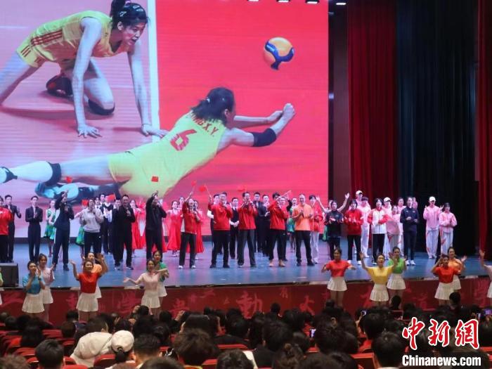 2023年全國(guó)青少年女排集訓(xùn)閉幕式現(xiàn)場(chǎng)?！√旖蝮w育學(xué)院供圖
