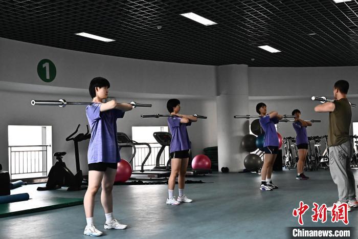 圖為全國(guó)青少年女排在天津進(jìn)行集訓(xùn)?！√旖蝮w育學(xué)院供圖