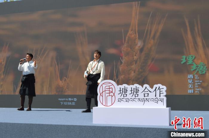 “康巴漢子”現(xiàn)場獻(xiàn)唱?！≈炝杞?攝