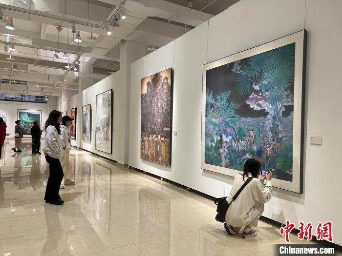 圖為全國青年教師中國畫學(xué)術(shù)邀請(qǐng)展吸引學(xué)生觀展。　鐘旖 攝