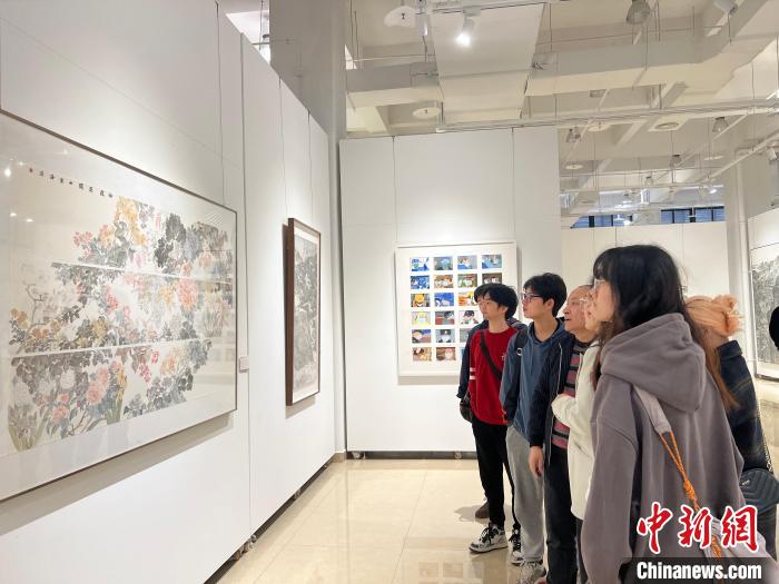 圖為全國青年教師中國畫學(xué)術(shù)邀請(qǐng)展現(xiàn)場(chǎng)?！＄婌?攝
