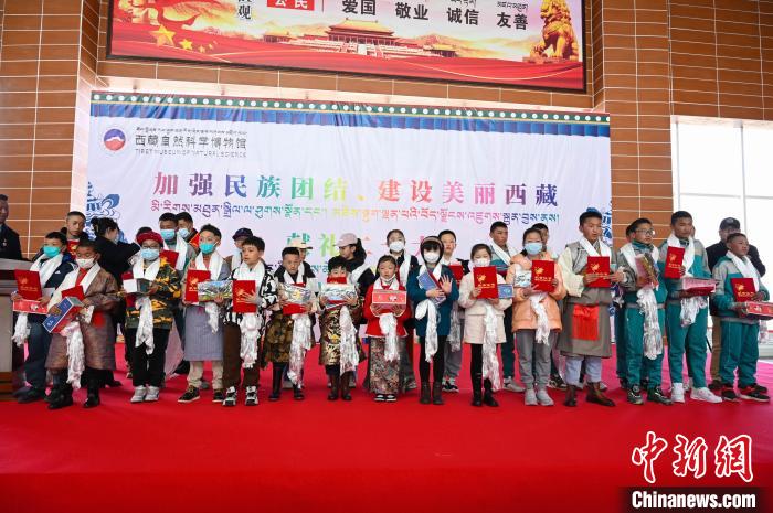 圖為部分獲獎(jiǎng)學(xué)生合影?！≮w朗 攝