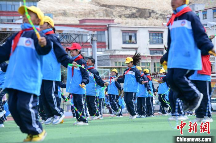 圖為學(xué)生正在練習(xí)跳繩?！∝暩聛硭?攝