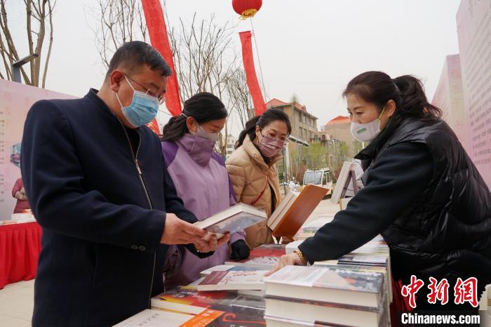 圖為民眾在活動(dòng)現(xiàn)場(chǎng)購(gòu)書(shū)?！●R銘言 攝