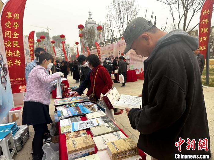 圖為民眾在活動(dòng)現(xiàn)場(chǎng)讀書(shū)、購(gòu)書(shū)?！±铍h 攝