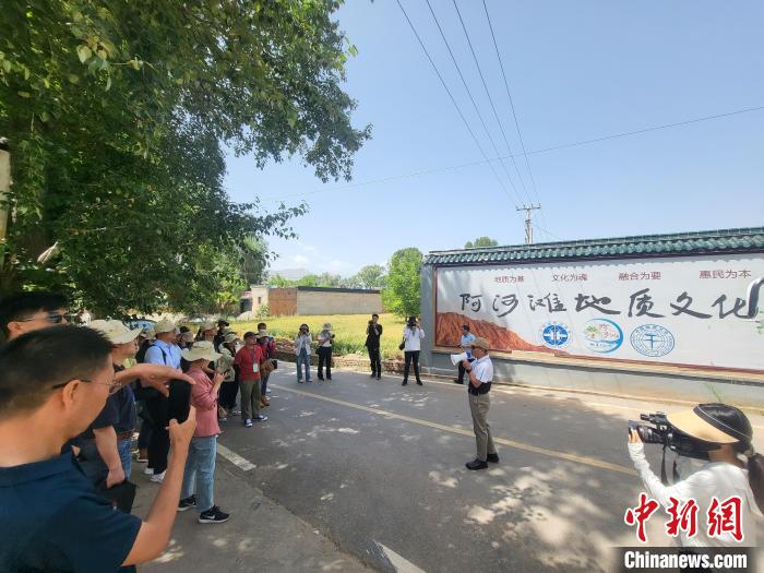 圖為中國地質大學(北京)教授張緒教介紹村落情況?！『衍?攝
