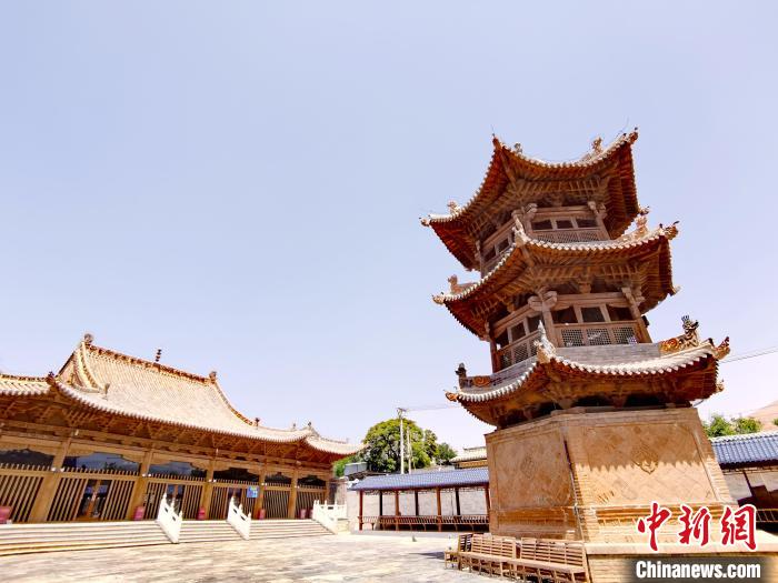 圖為阿河灘清真寺局部?！?zhí)砀?攝